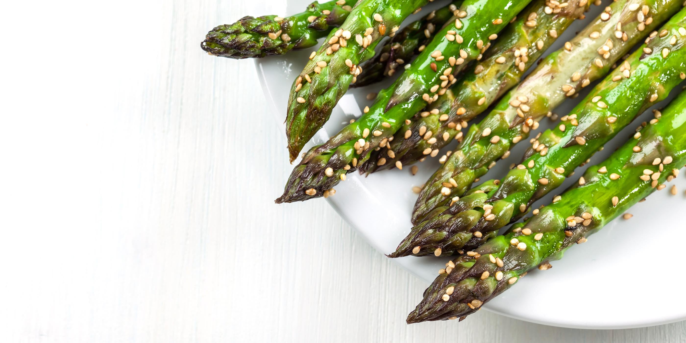 Asperges avec sauce au sésame et au gingembre