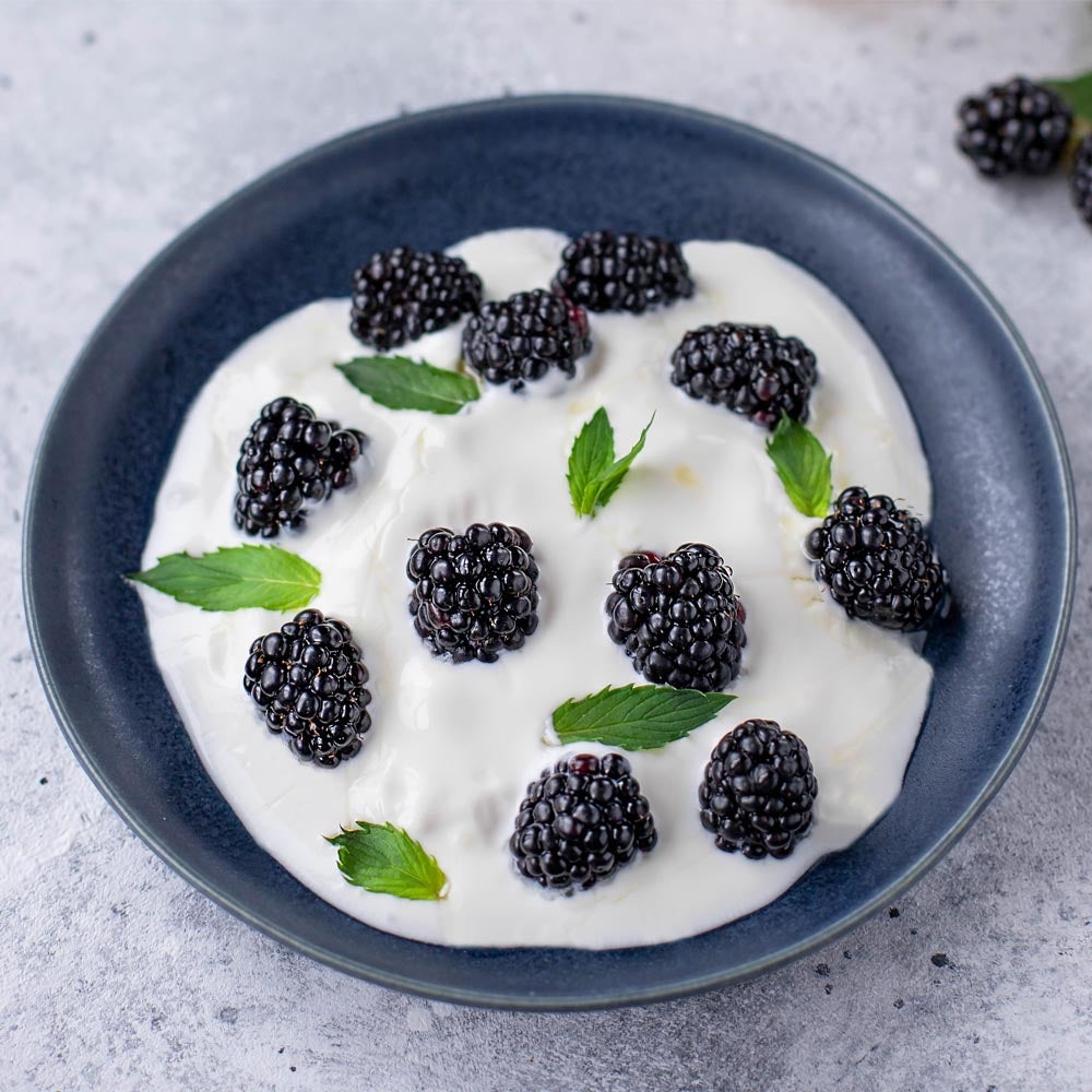 Mûres avec sauce au yogourt aux graines de pavot au citron