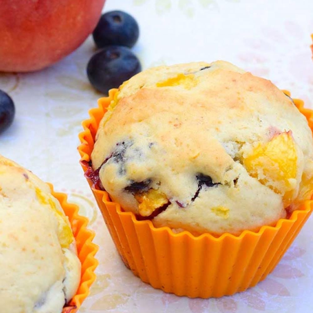 Muffins aux pêches et aux bleuets