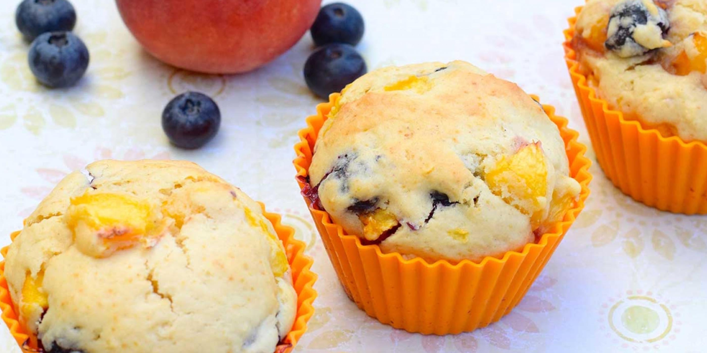 Muffins aux pêches et aux bleuets