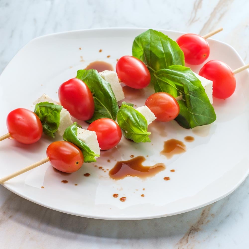 Caprese Kabobs avec glaçure balsamique