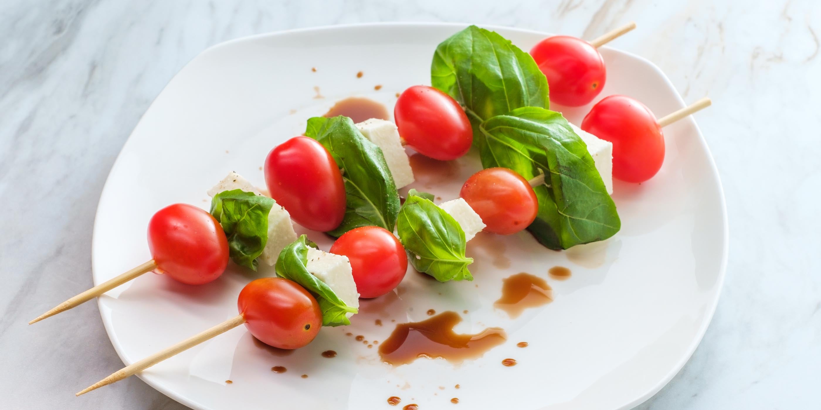 Caprese Kabobs avec glaçure balsamique