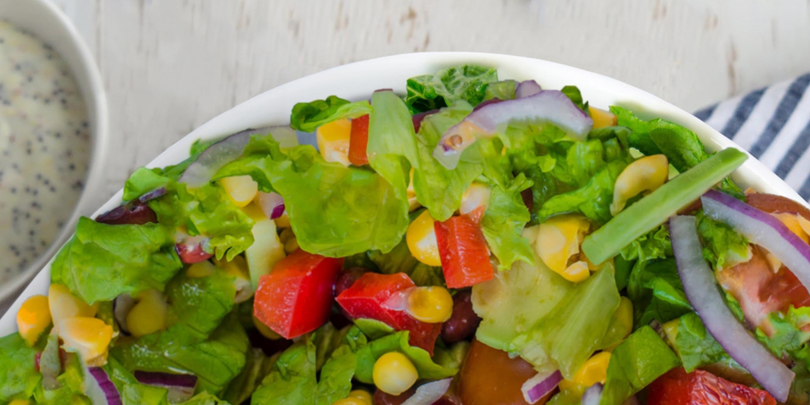 Salade hachée avec vinaigrette aux graines de pavot au babeurre