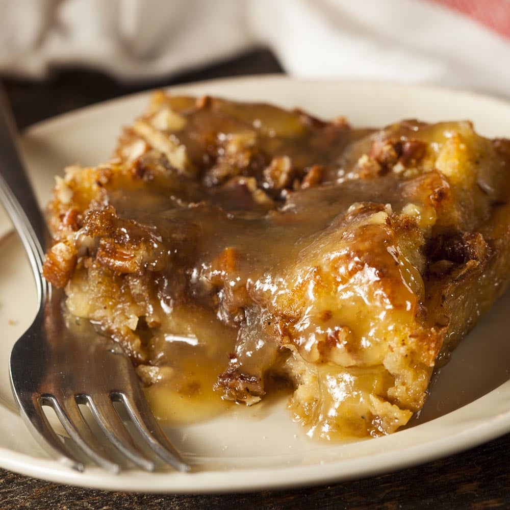 Pudding au pain aux raisins secs à la cannelle avec sauce au whisky au miel