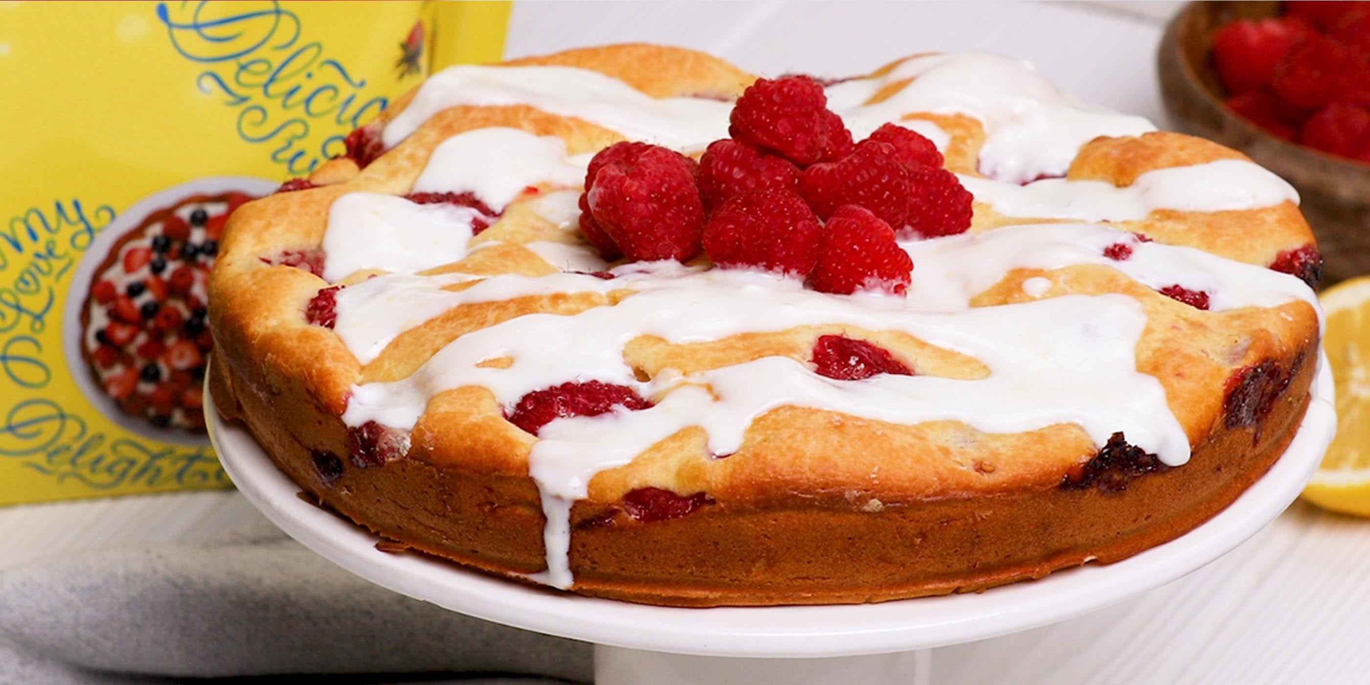 Gâteau au yogourt à la framboise avec glaçage au citron