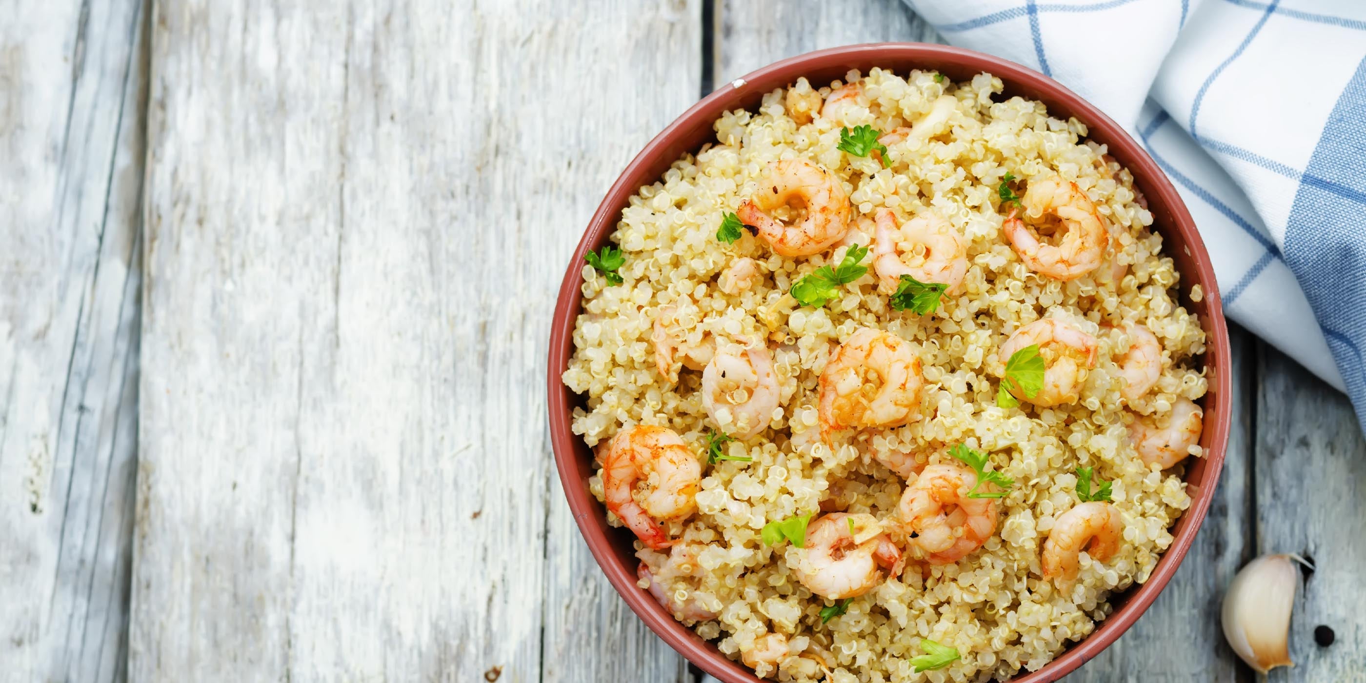 Crevettes glacées Sriracha au quinoa