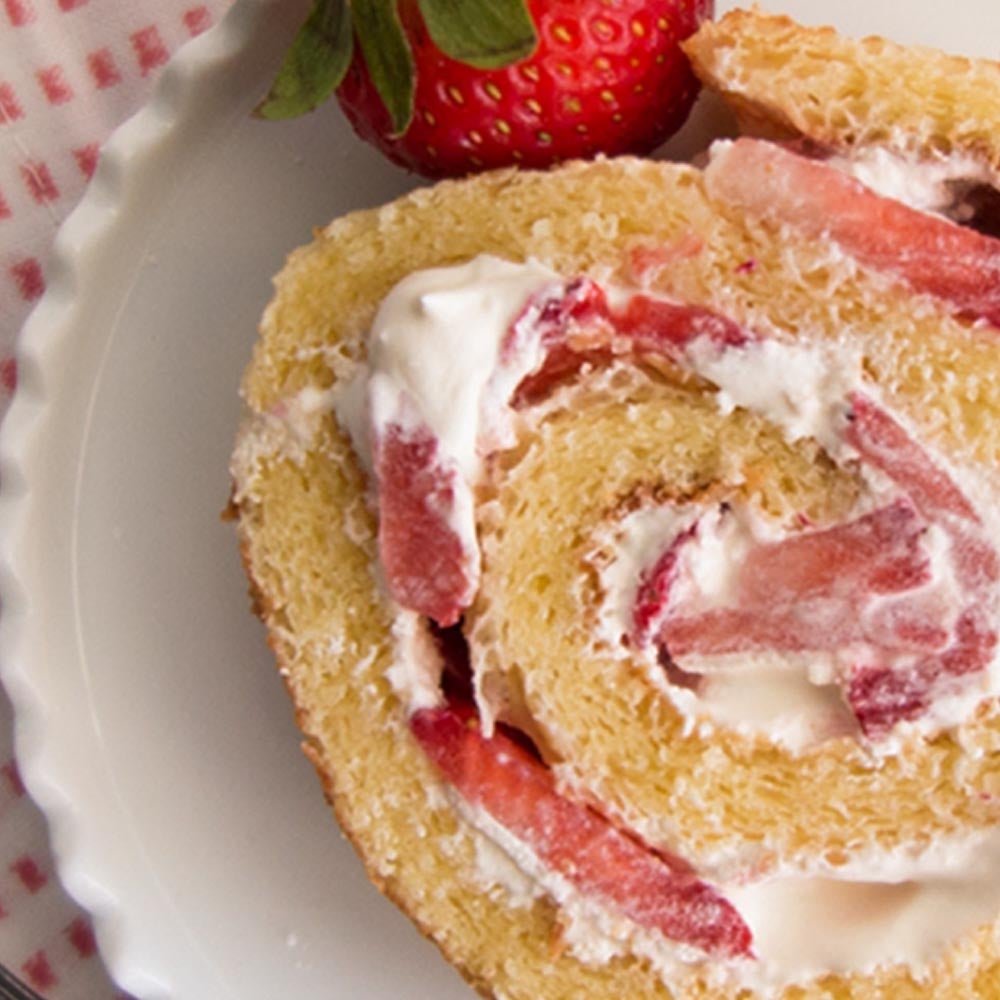 Rouleau de gâteau aux fraises et à la crème