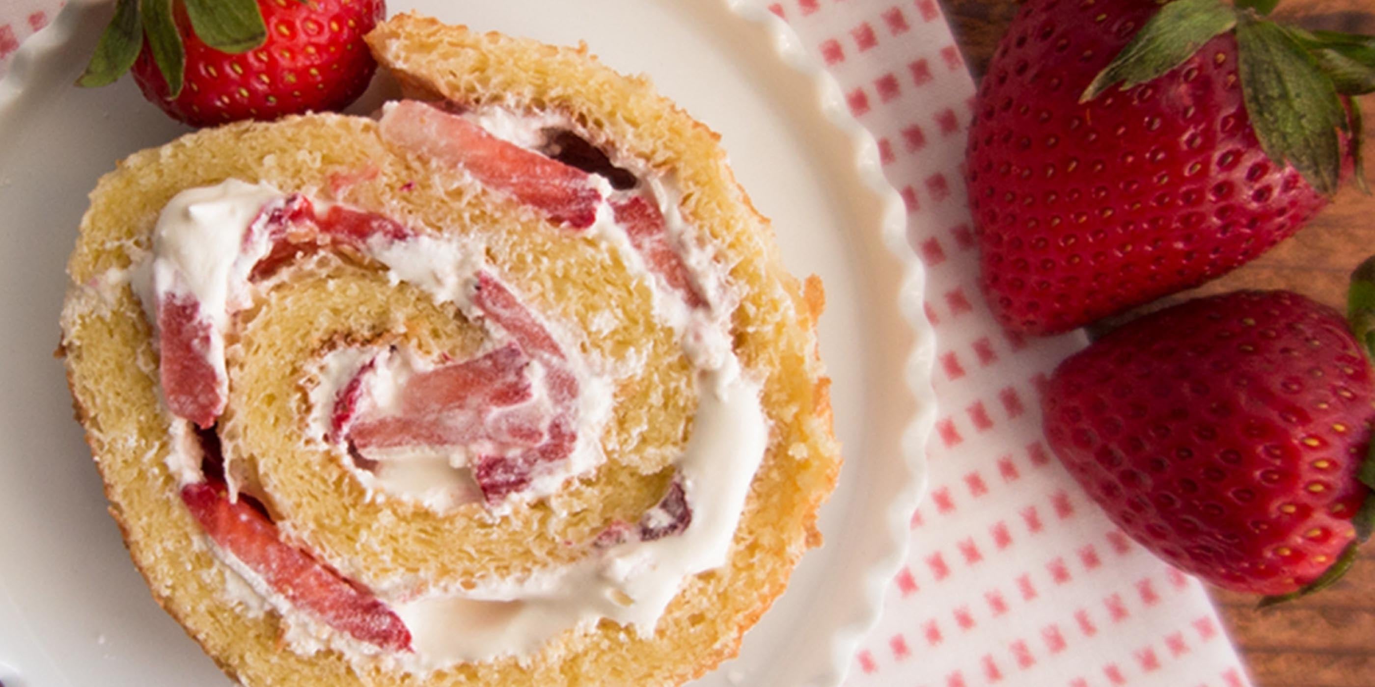 Rouleau de gâteau aux fraises et à la crème