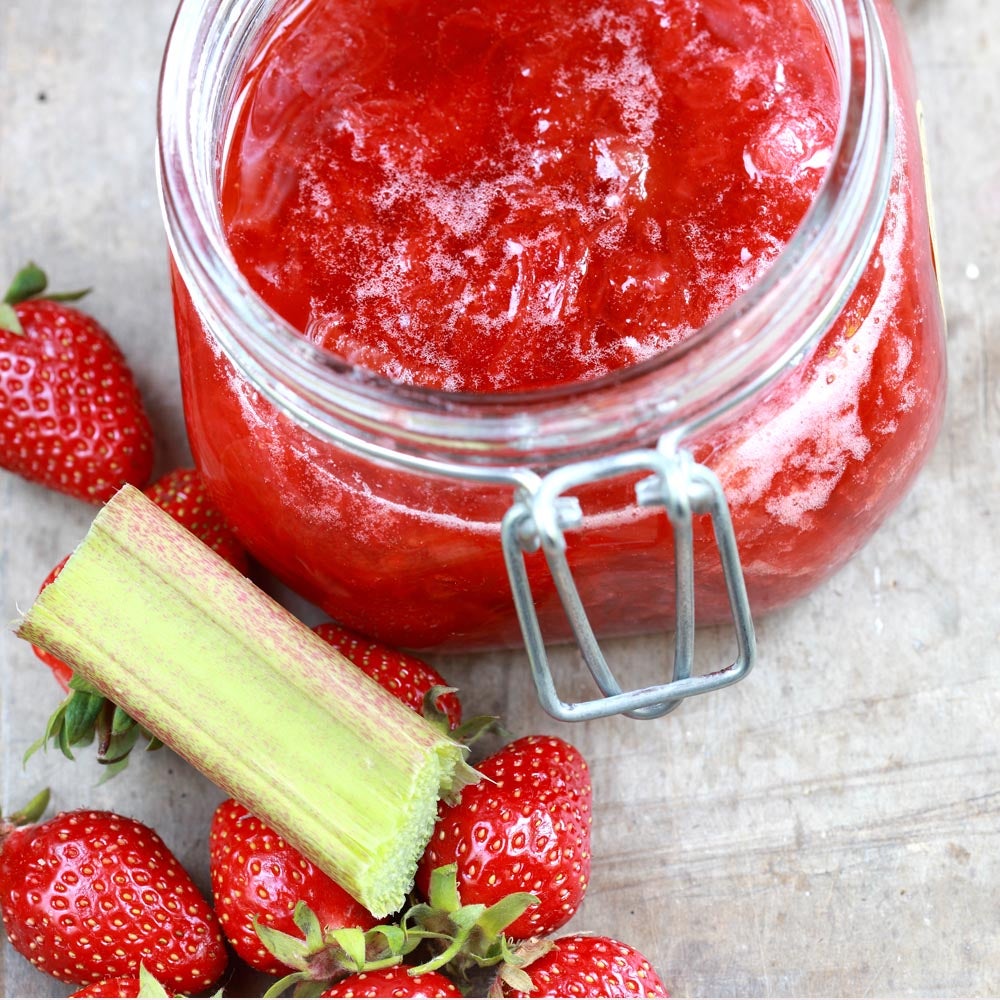 Confiture aux fraises et à la rhubarbe