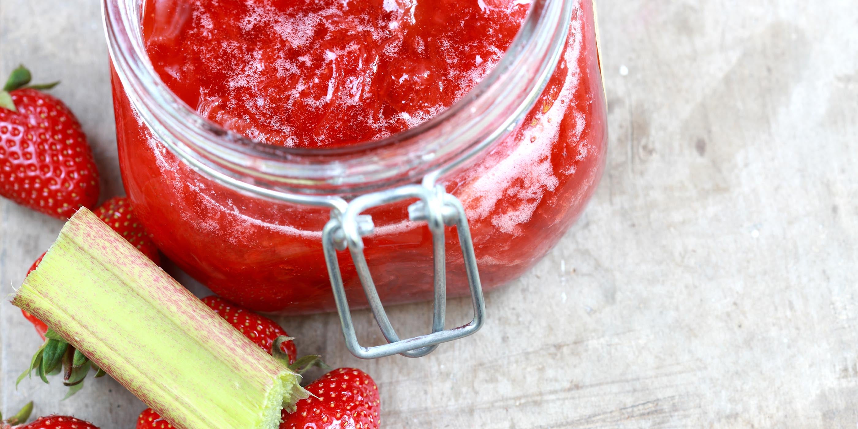 Confiture aux fraises et à la rhubarbe