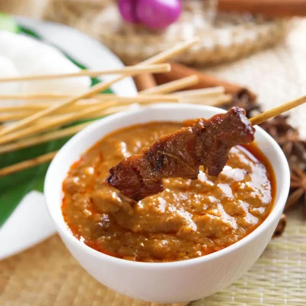 Satay de bœuf avec sauce aux arachides