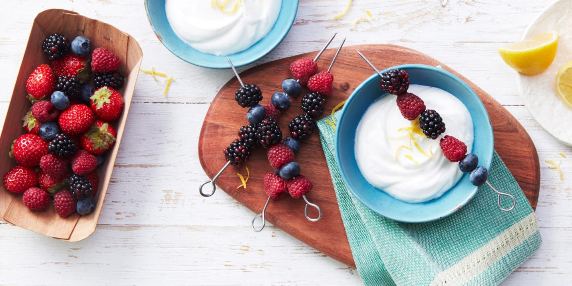 Brochettes de baies avec trempette au yogourt au citron gingembre