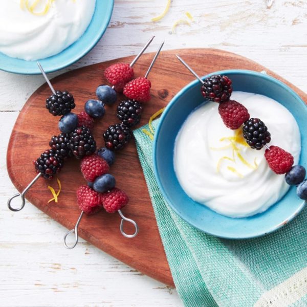 Brochettes de baies avec trempette au yogourt au citron gingembre