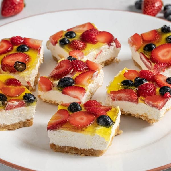 Barres de gâteau au fromage et aux baies, sans cuisson