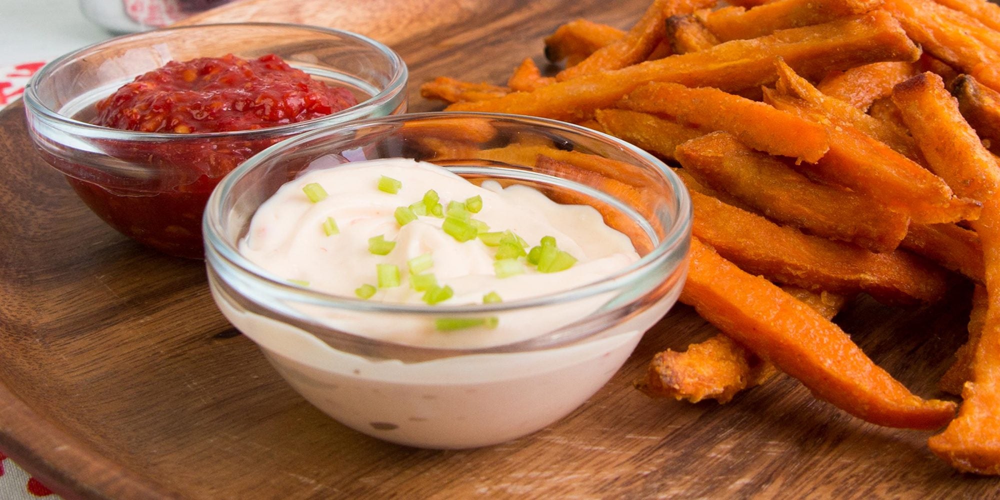 Frites de patates douces rôties avec sauces à tremper asiatiques