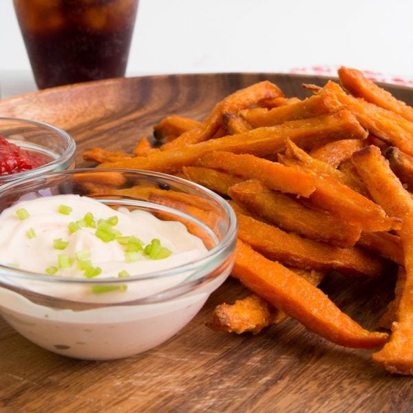 Frites de patates douces rôties avec sauces à tremper asiatiques