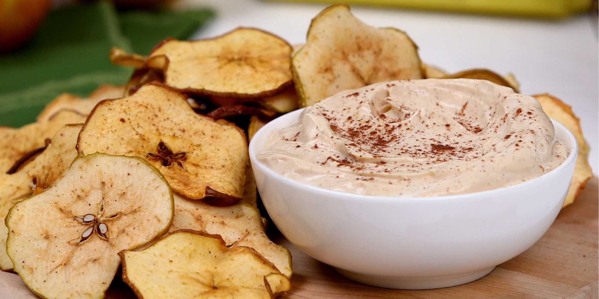 Chips de pomme à la cannelle avec trempette au yogourt au beurre d’arachide