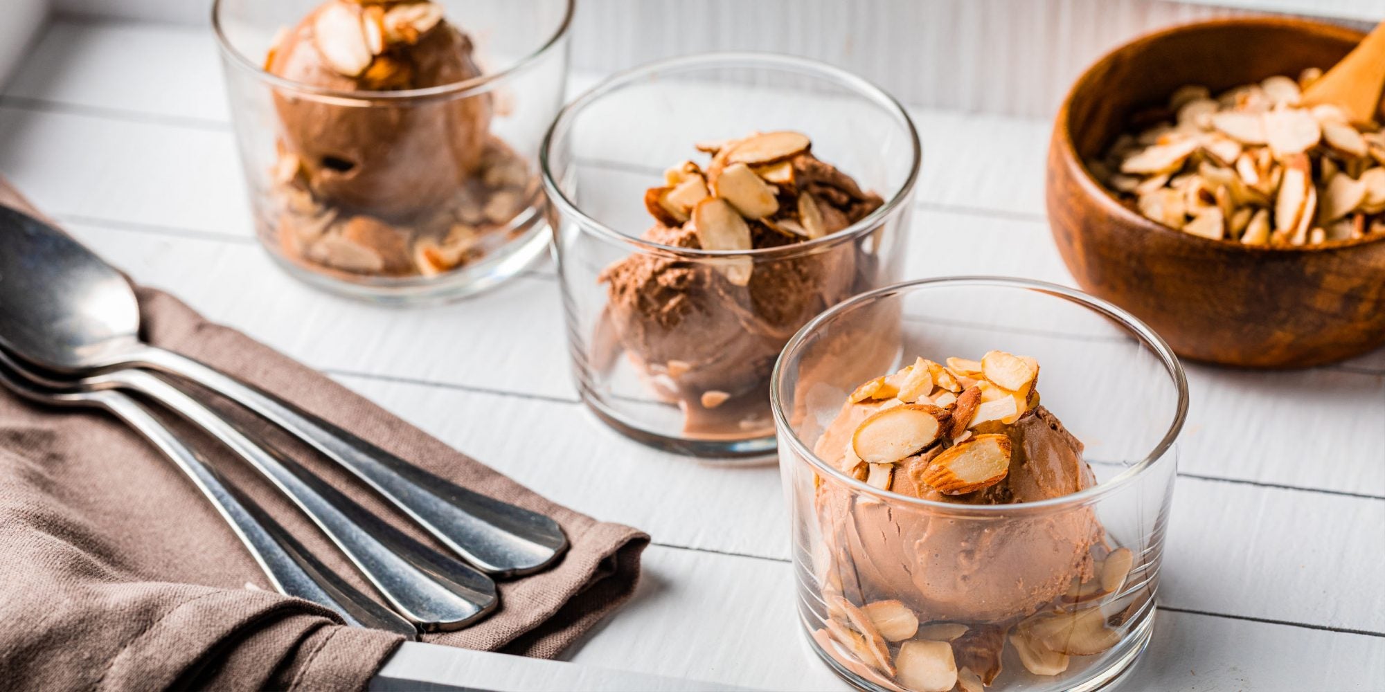 Crème glacée végétale au chocolat noir et aux amandes