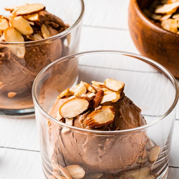 Crème glacée végétale au chocolat noir et aux amandes