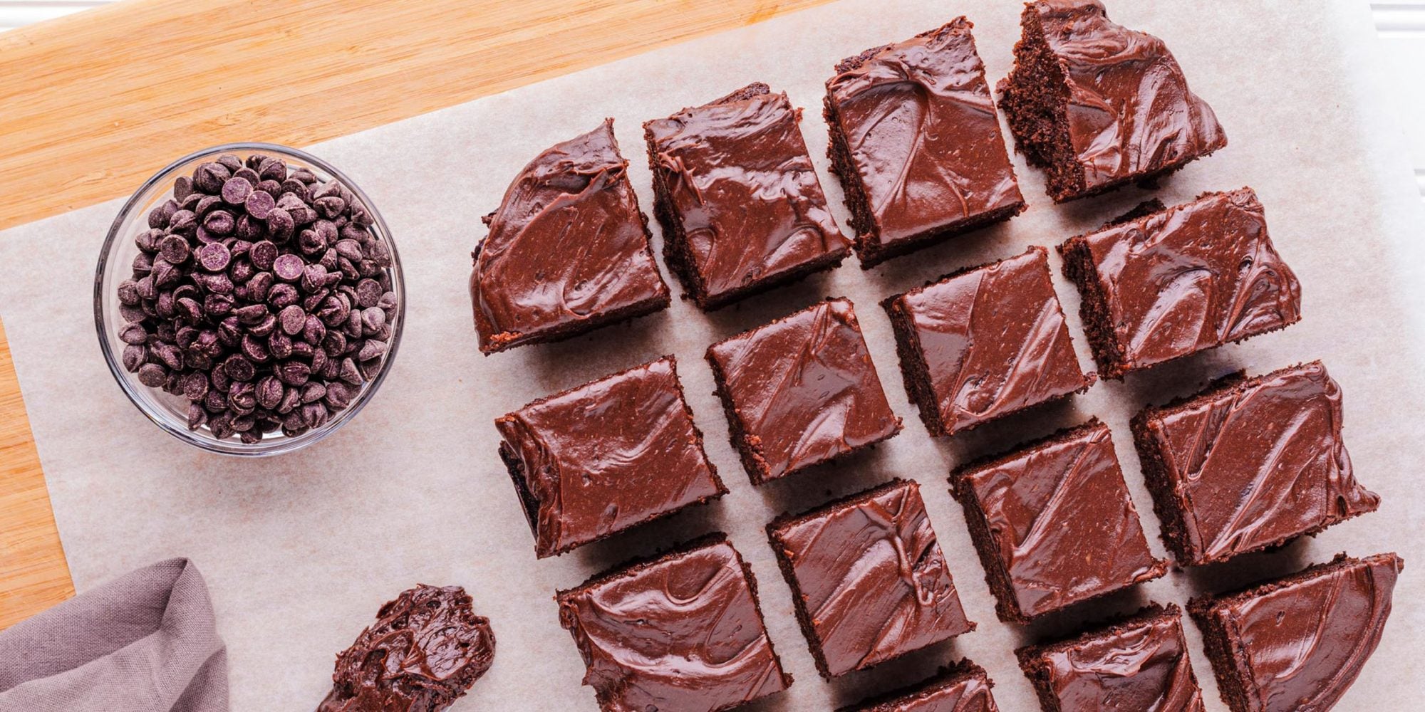 Keto Fudgy Brownie avec glaçage à l’avocat au chocolat