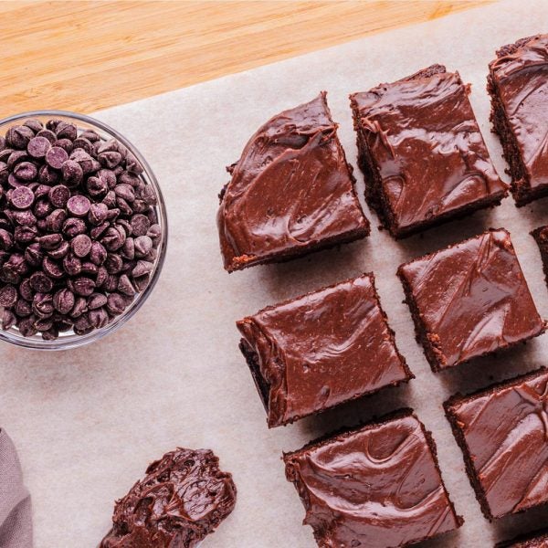 Keto Fudgy Brownie avec glaçage à l’avocat au chocolat