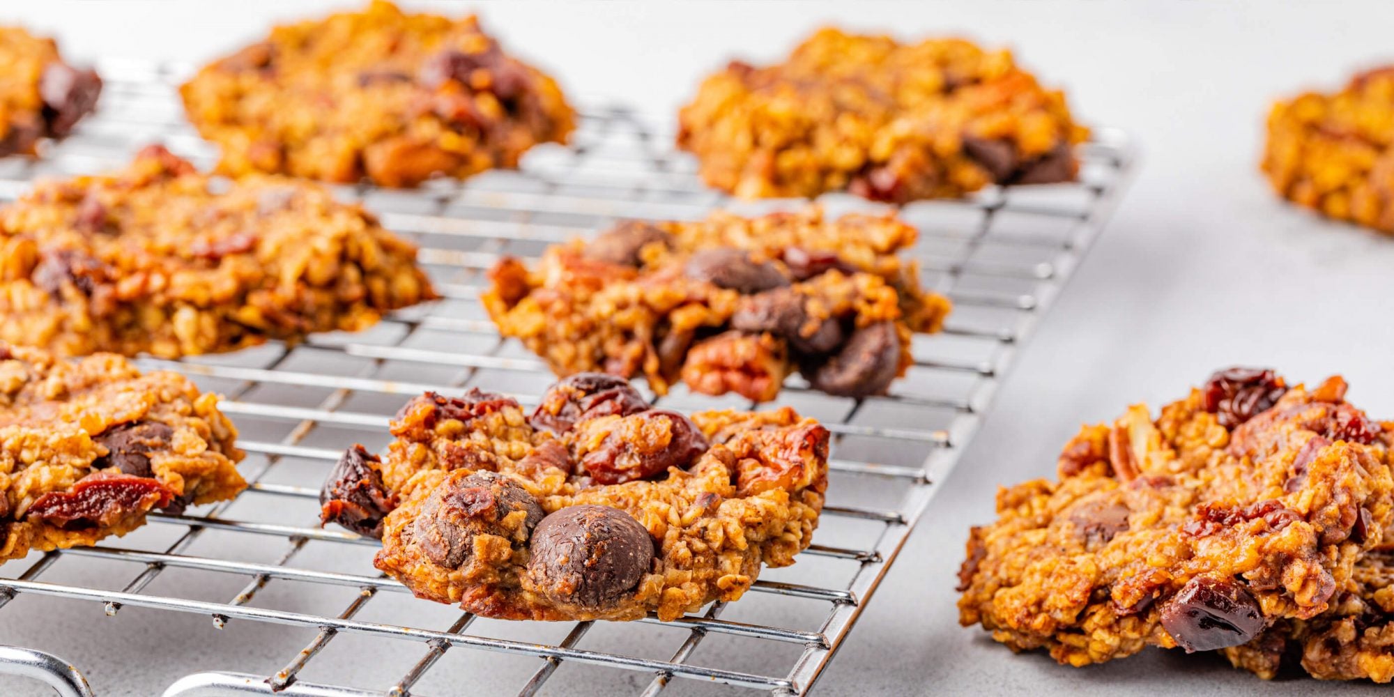 Biscuits mélange du randonneur aux pépites de chocolat et à la cerise