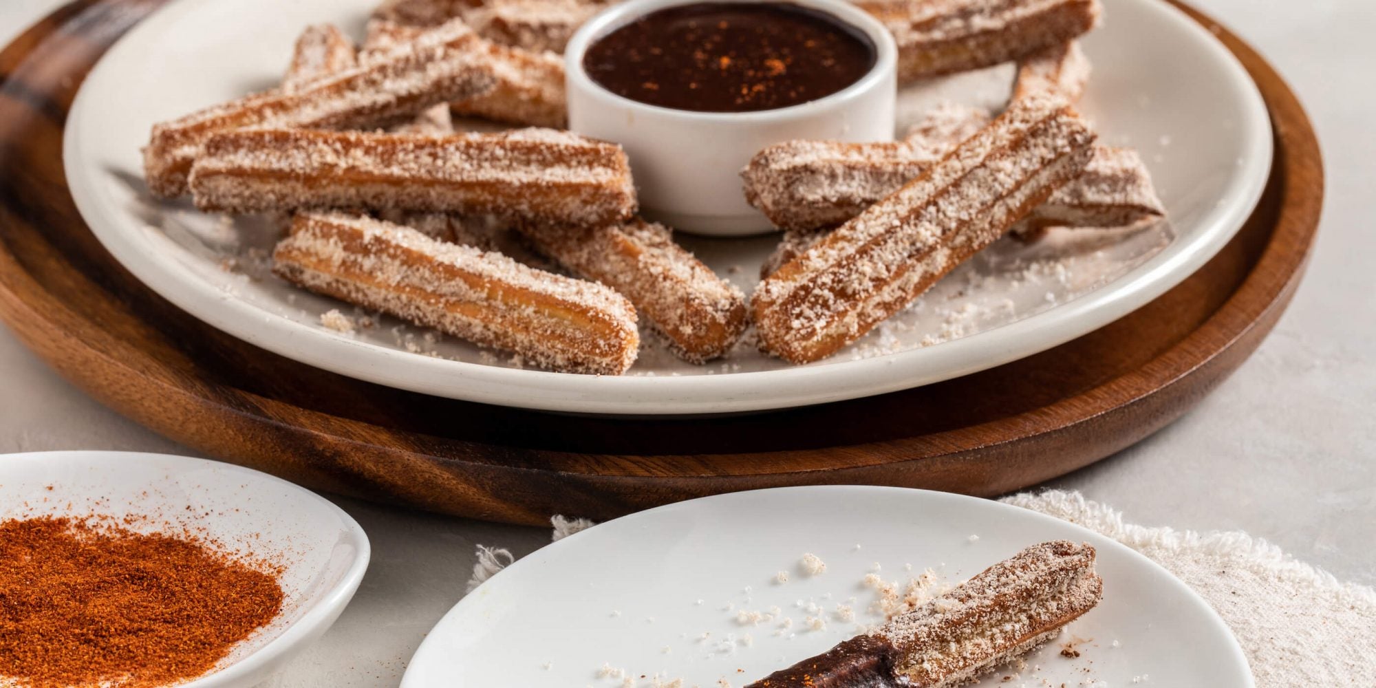 Churros à la cannelle sucrée avec une sauce au chocolat épicée