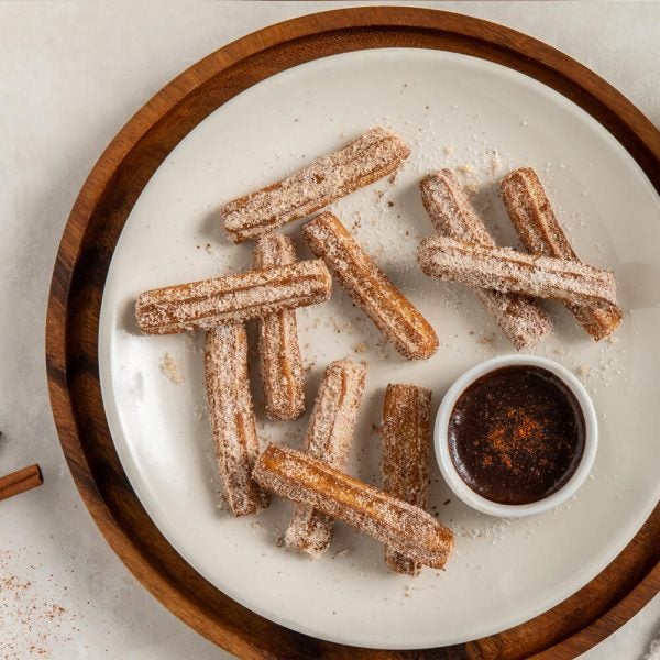 Churros à la cannelle sucrée avec une sauce au chocolat épicée