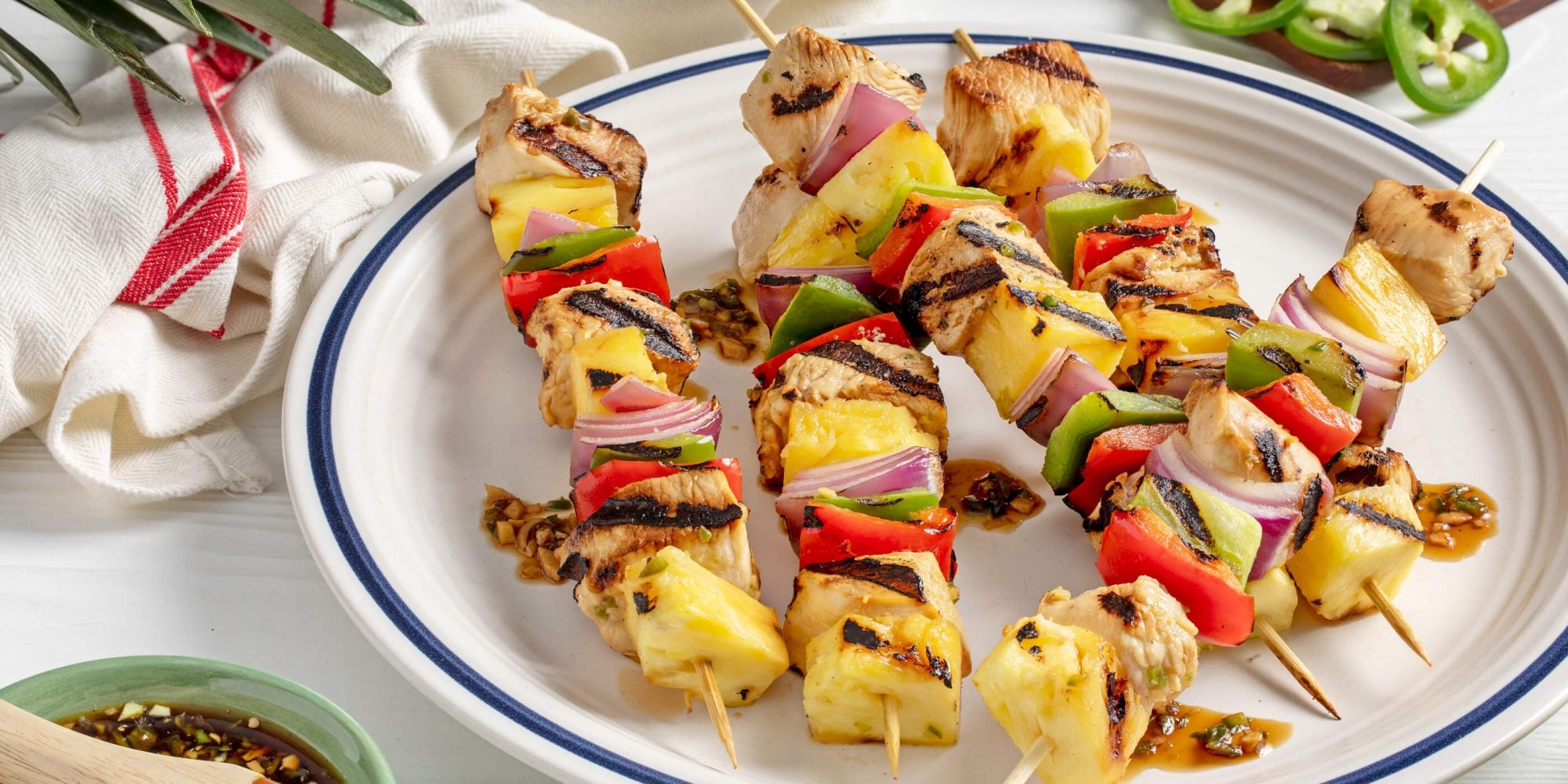 Kabobs de poulet hawaïen grillé