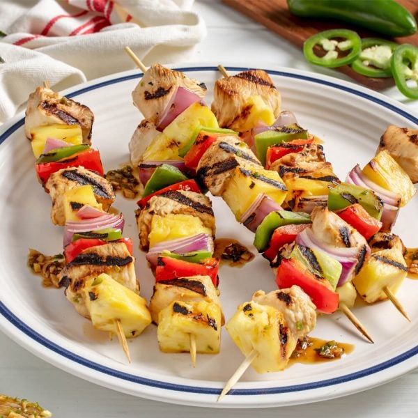 Kabobs de poulet hawaïen grillé