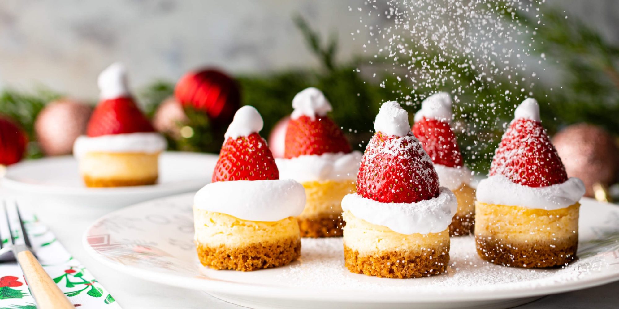 Mini Chapeau de Père Noël Eggnog Cheesecakes