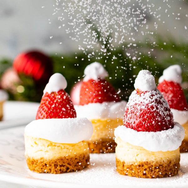 Mini Chapeau de Père Noël Eggnog Cheesecakes