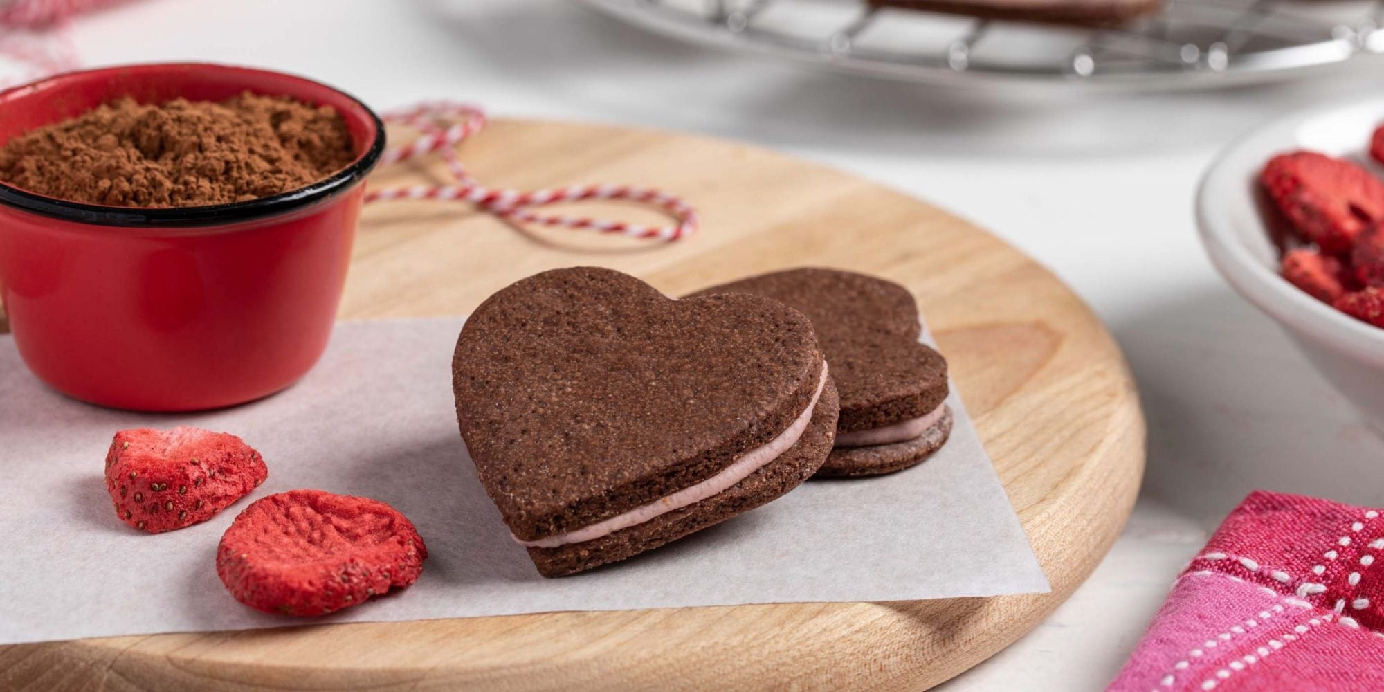 Biscuits sandwich au chocolat et à la fraise en forme de cœur