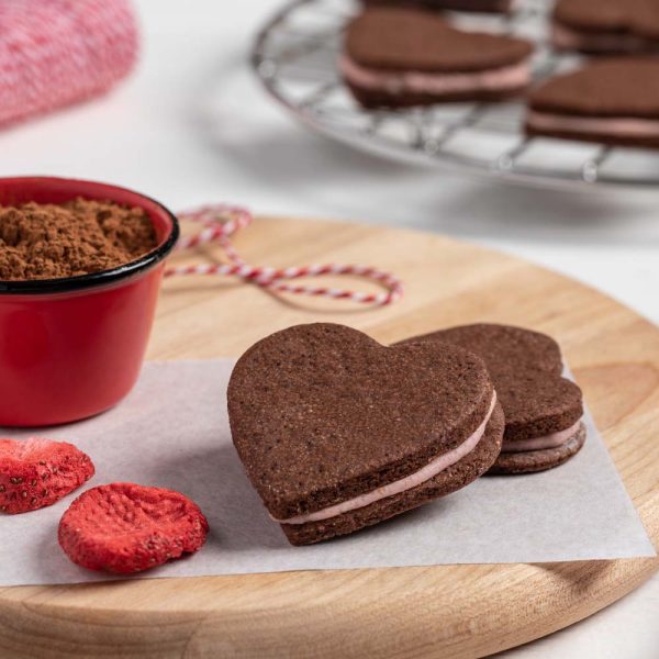 Biscuits sandwich au chocolat et à la fraise en forme de cœur