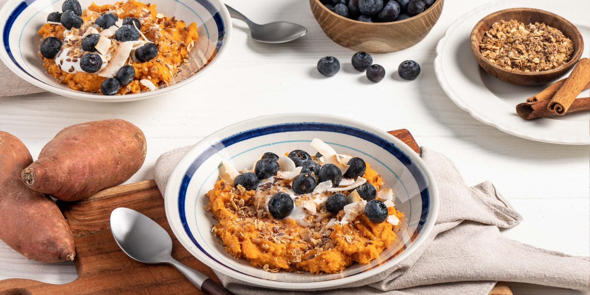 Bol de petit-déjeuner à la purée de patates douces