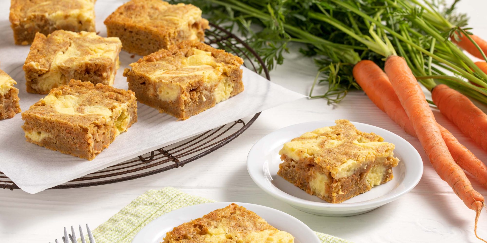 Gâteau aux carottes Blondies avec tourbillon de fromage à la crème