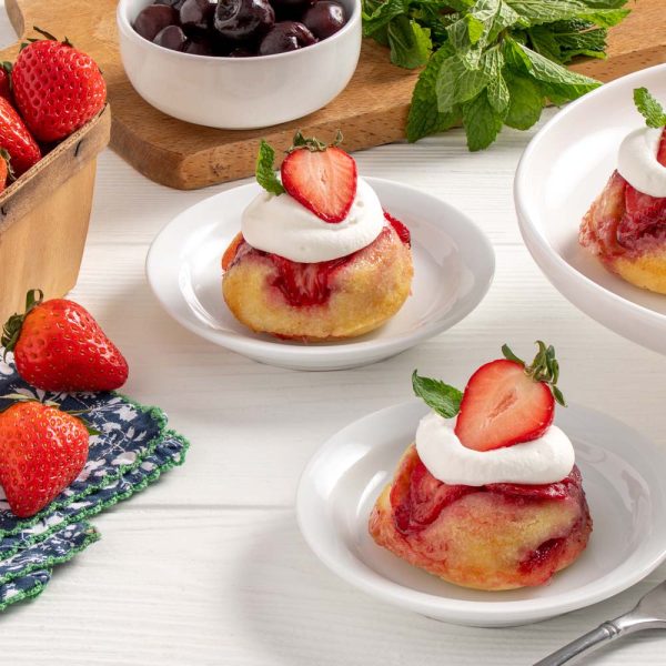 Mini gâteau à la fraise et aux cerises à l’envers