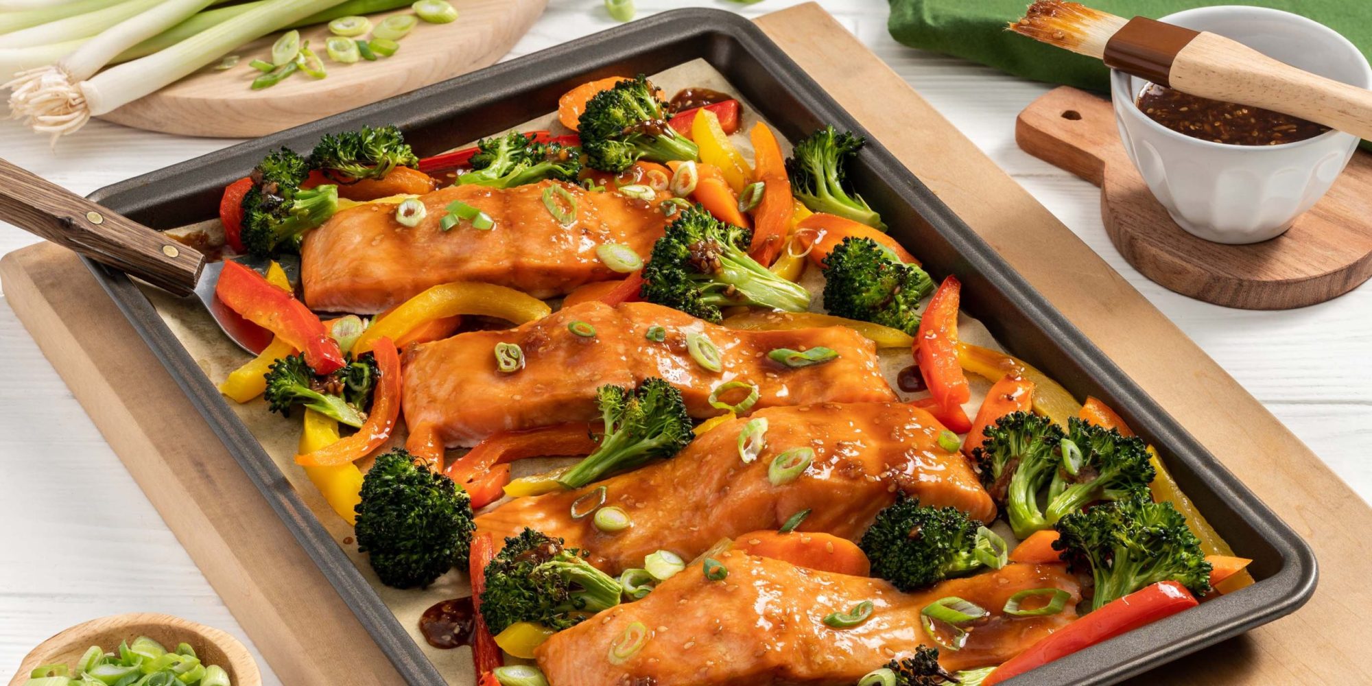 Saumon à la sauce teriyaki et aux légumes, cuits sur plaque à pâtisserie