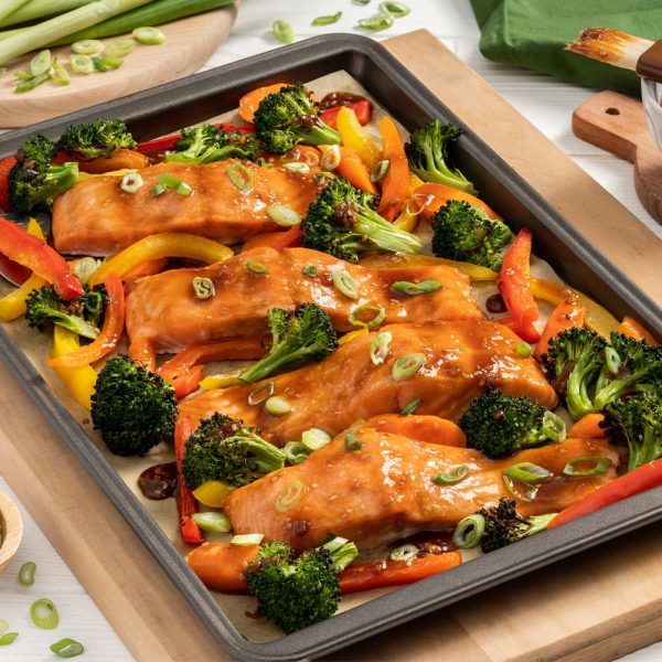 Saumon à la sauce teriyaki et aux légumes, cuits sur plaque à pâtisserie