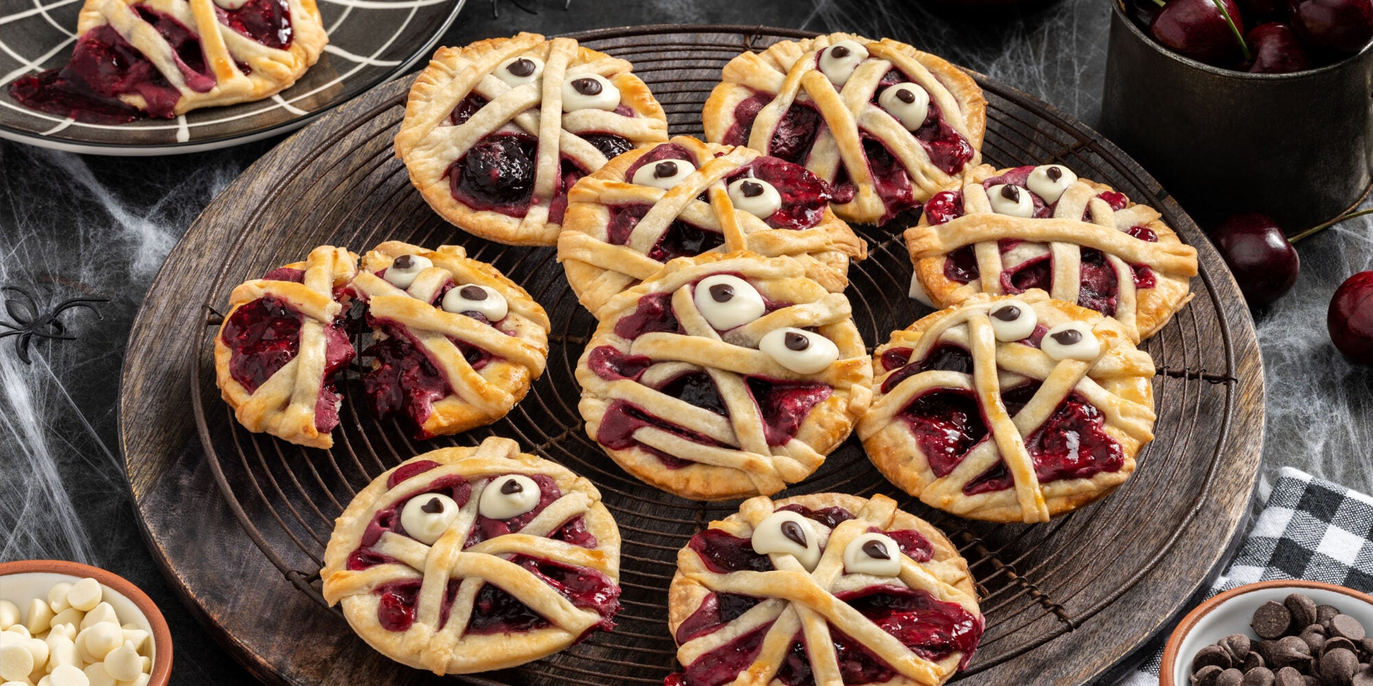 Tartes à la main aux cerises de maman