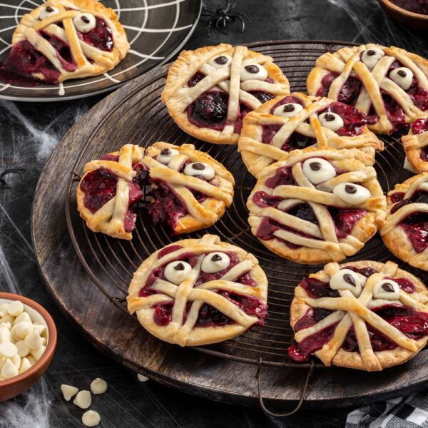 Tartes à la main aux cerises de maman