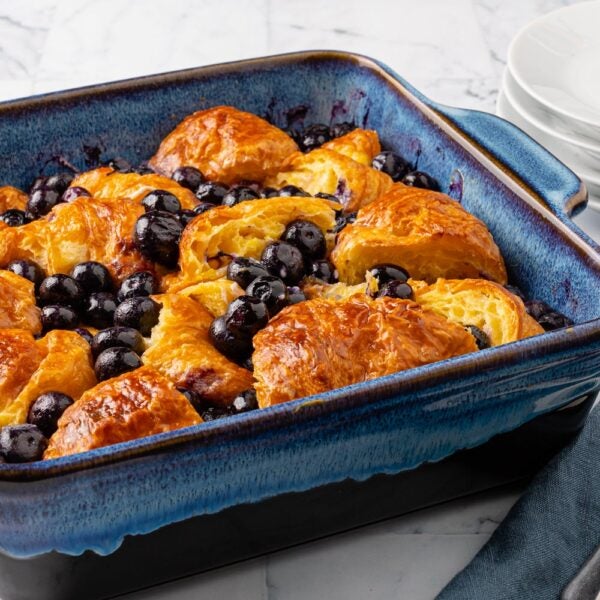 Casserole aux croissants et aux bleuets pour le déjeuner