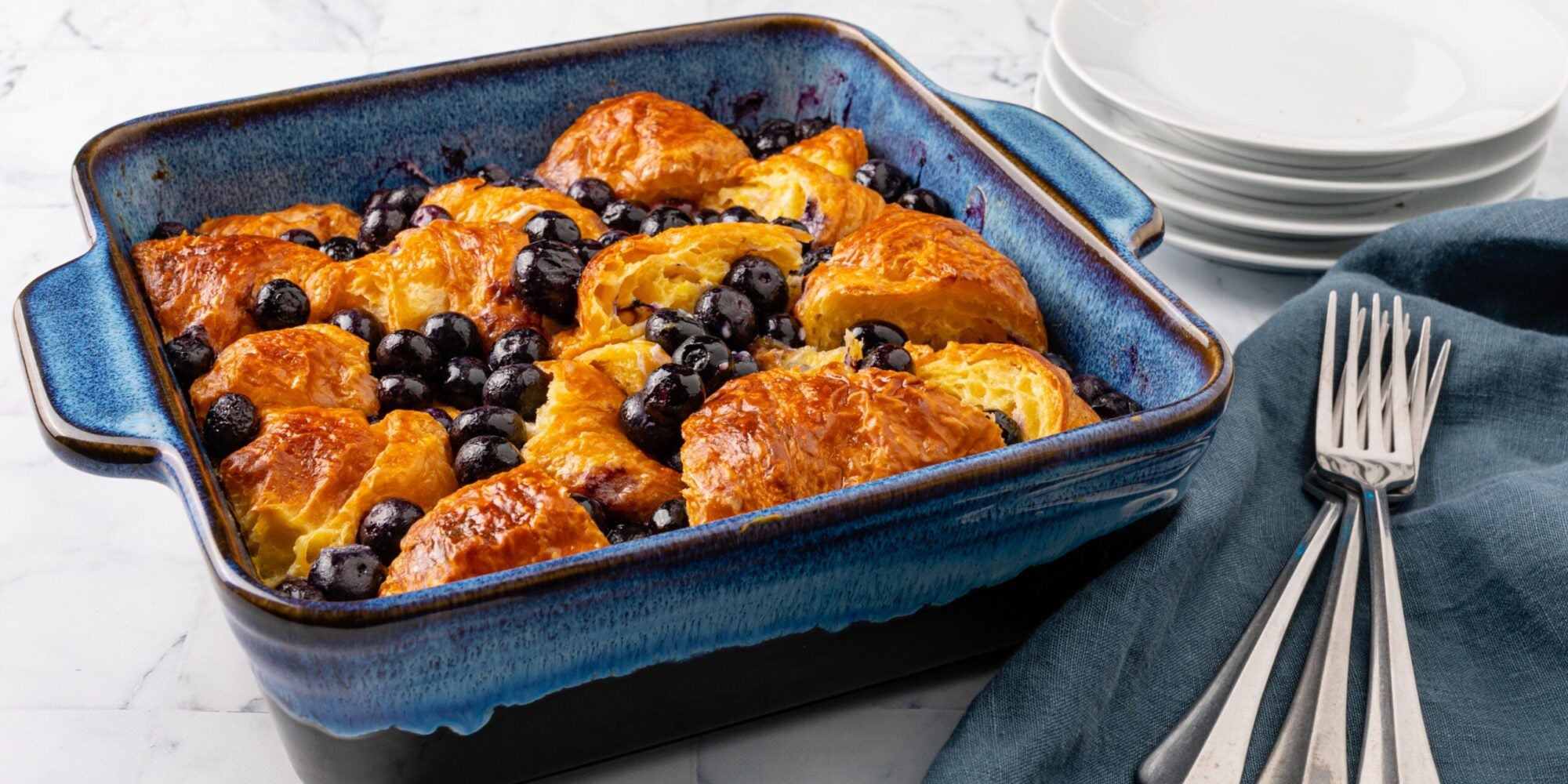 Casserole aux croissants et aux bleuets pour le déjeuner