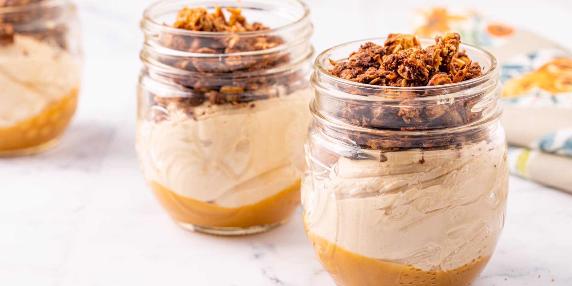 Parfait au yogourt avec beurre d'arachides et chocolat