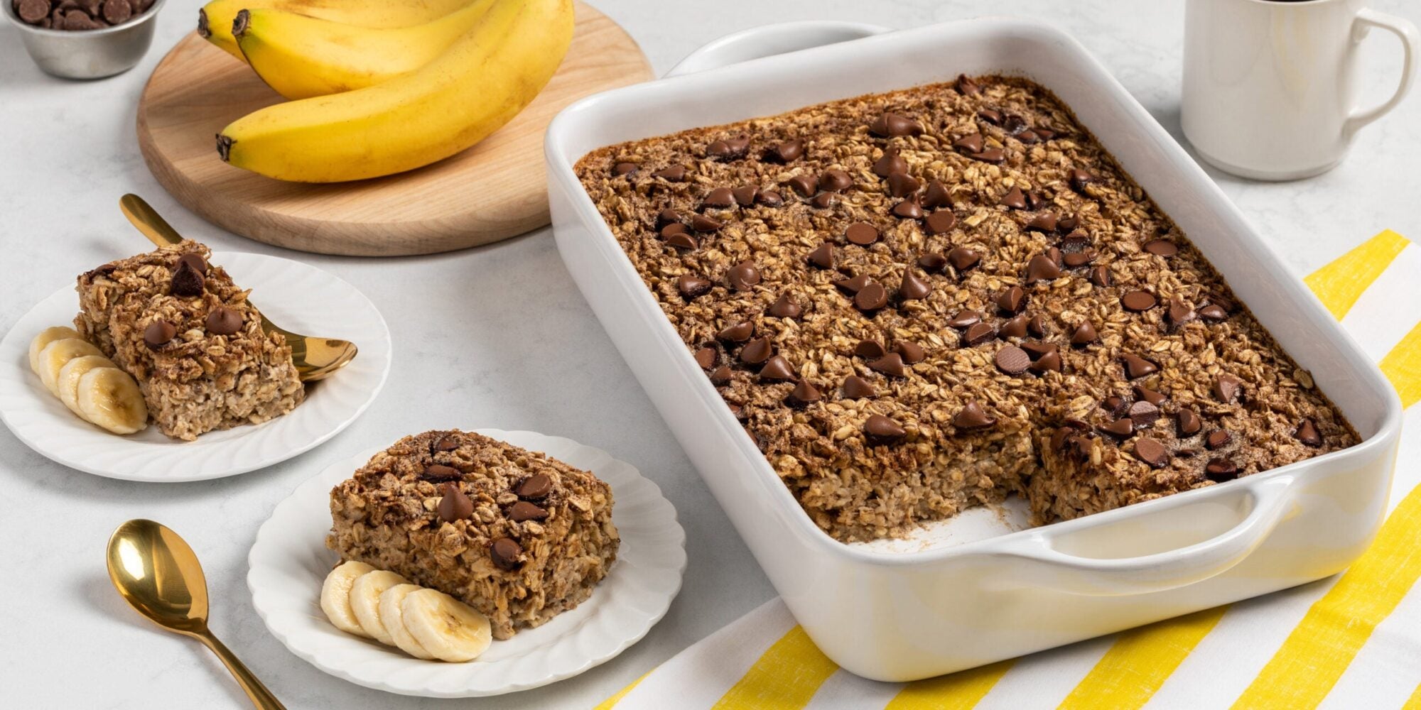 Pain aux bananes, au chocolat et aux flocons d'avoine cuit au four