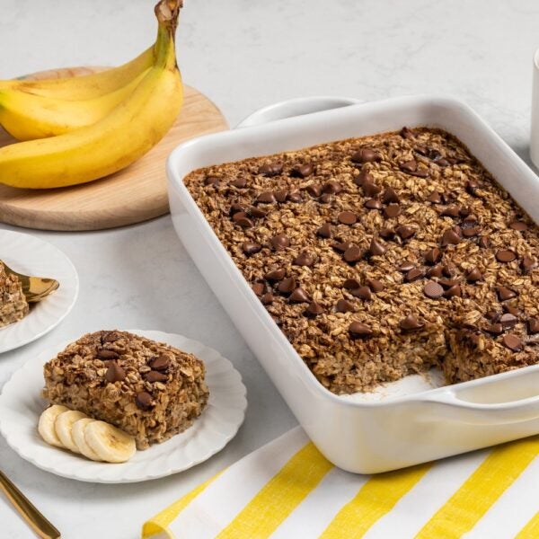 Pain aux bananes, au chocolat et aux flocons d'avoine cuit au four