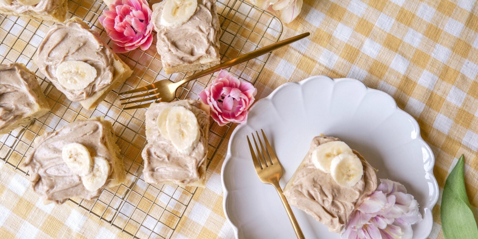 Gâteau à la banane avec glaçage au fromage à la crème au beurre brun