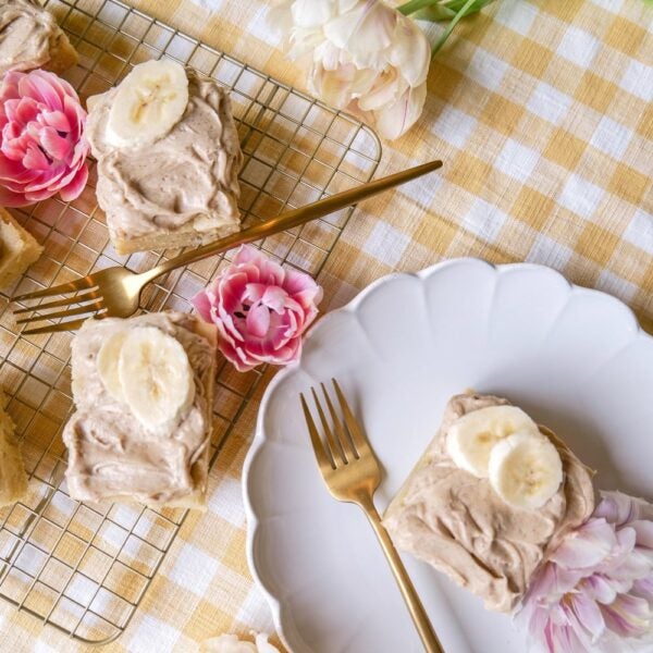 Gâteau à la banane avec glaçage au fromage à la crème au beurre brun