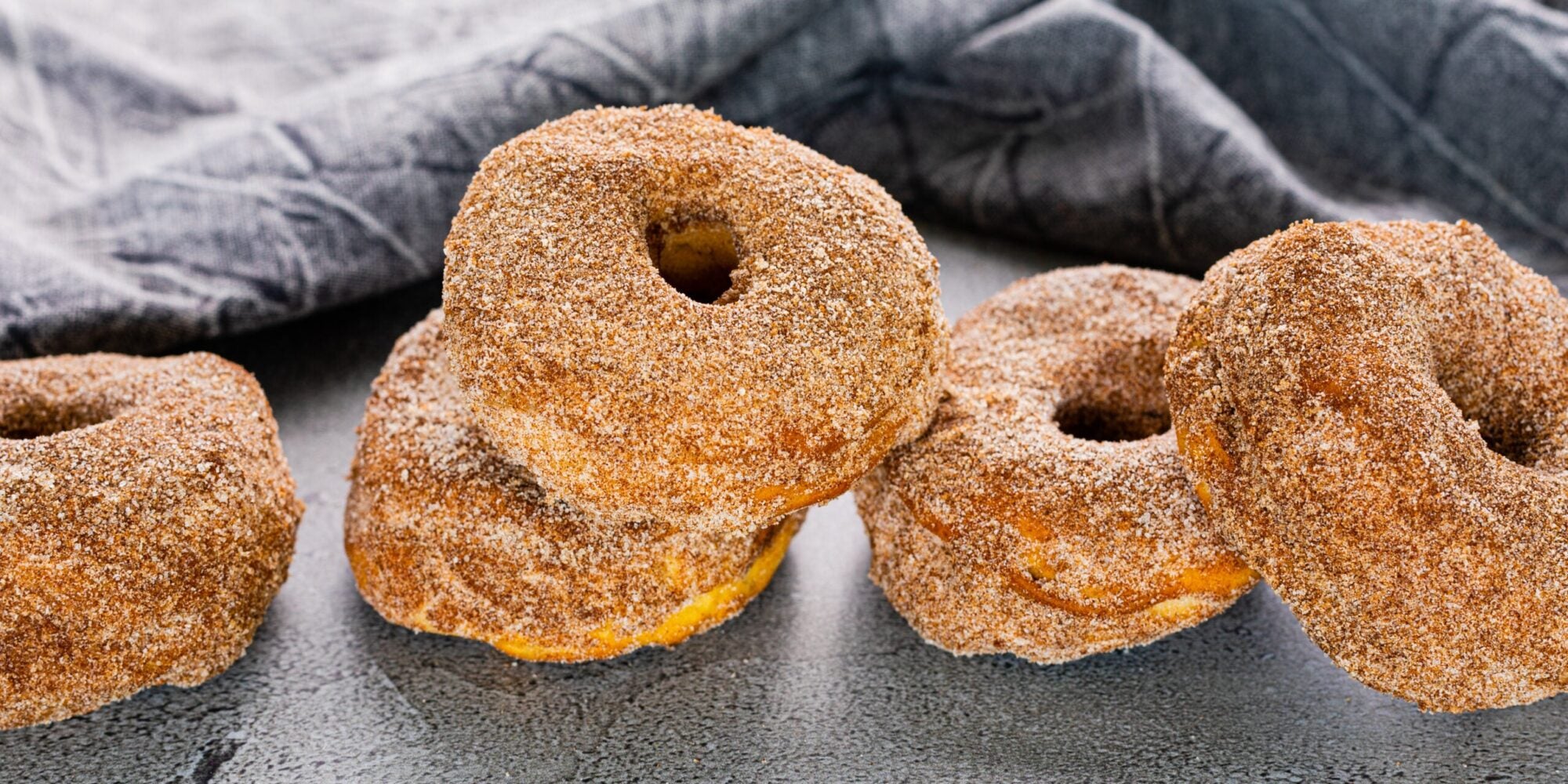 Beignes au sucre et à la cannelle cuits dans une friteuse à air chaud