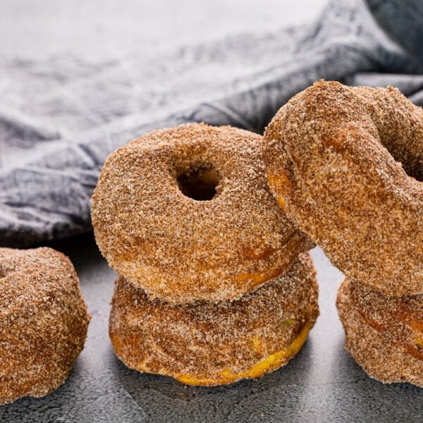 Beignes au sucre et à la cannelle cuits dans une friteuse à air chaud